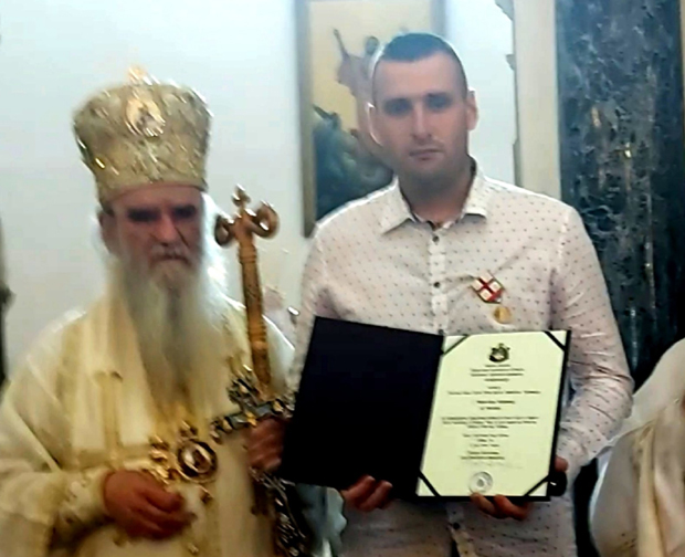 Рекао је НЕЋУ ДА РУШИМ КОНАК, прекрстио се и отишао: Митрополит Амфилохије одликовао Мирослава Копривицу из Никшића (ФОТО)